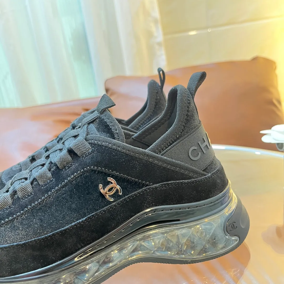 👟👟Ex-factory price 600👟👟 [Long-term supply of high-end versions] ⚠️Note: This model has many colors and the market has a complete range of colors. Welcome to consult ~ chanel Chanel Xiaoxiang casual sports shoes for couples and dad shoes for couples. The original version of the counter is 1:1, each color is accurately matched, and the internal standard is coded. ❣️Fabric material: original imported cow down + imported fabric, ❣️Inner material: imported breathable velvet, ❣️Outsole material: Original 1:1 mold opening, 3 layers of TPU ❣️Number of sizes: Women's 35-42 Men's 39-46 (Men's ➕10) Couple's version (with full set of high-end packaging)
